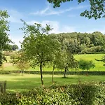 Дом отдыха Cozy In With Garden